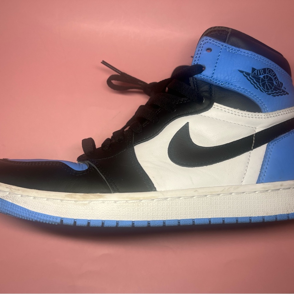 Nike Air Jordan 1 Retro High OG 'UNC / University Blue Toe' in size 8.5 mint